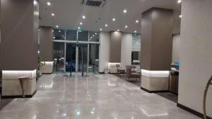 - un hall d'un hôtel avec des chaises et des tables dans l'établissement Darin Hotel, à Erbil