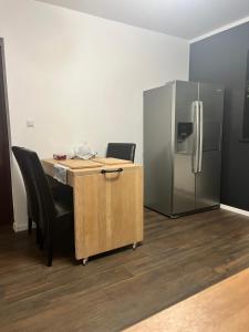 an office with a desk and a refrigerator at Dom z dwoma sypialniami, Mądrzechowo 