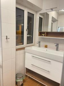 Bilik mandi di Komfort-Apartments Waidring
