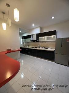uma grande cozinha com armários pretos e pisos em azulejo branco em 2 Storey House Bayu Mutiara @ Bukit Mertajam em Bukit Mertajam