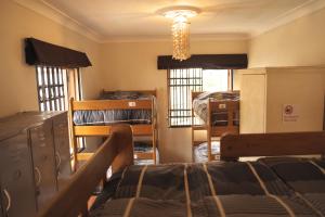 Habitación compartida con cama y lámpara de araña. en Inkawasi Miraflores Hostel, en Lima