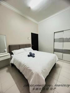 uma grande cama branca com um objecto azul em 2 Storey House Bayu Mutiara @ Bukit Mertajam em Bukit Mertajam