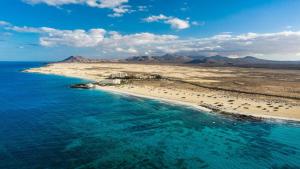 コスタ・デ・アンティグアにあるOcean View Bouganvilleの海岸と海の空中を望む