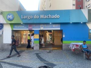 einen großen do madoco Store mit Leuten, die davor laufen in der Unterkunft Largo do Machado Estilo in Rio de Janeiro