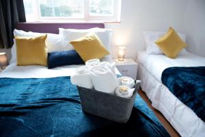 um quarto com duas camas com toalhas em Tillyard Retreat, Ground Floor Apartment Cambridge em Cherry Hinton