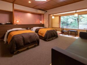 Shima Yamaguchikan في Nakanojo: غرفة نوم بسريرين في غرفة
