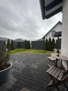 une terrasse avec deux bancs en bois et une clôture dans l'établissement Modernes Ferienhaus, à Wolfhagen