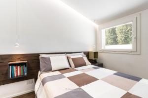 - une chambre avec un lit à baldaquin et une fenêtre dans l'établissement FlaBen Luxury Villa, à Avola