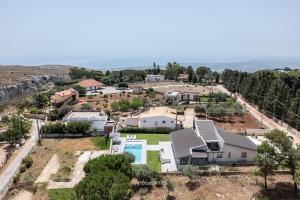 une vue aérienne sur une maison dans l'établissement FlaBen Luxury Villa, à Avola