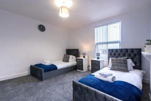 מיטה או מיטות בחדר ב-4 Bedroom Terraced House in Nottingham with Easy City Centre Access