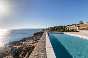 una piscina con vistas al océano en Villa DeMar, en Plemmirio
