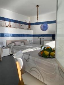 sypialnia z 2 łóżkami i stołem z owocami w obiekcie SUITE ISOLA BELLA w Taominie