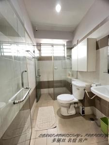 y baño con aseo, ducha y lavamanos. en 2 Storey House Bayu Mutiara @ Bukit Mertajam, en Bukit Mertajam