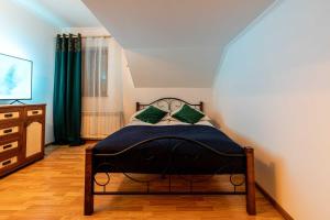 sypialnia z łóżkiem i komodą w obiekcie Aparteo Apartament Brzegi w Zakopanem