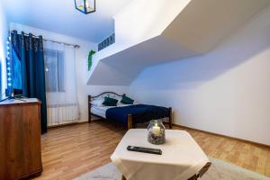 salon z łóżkiem i stołem w obiekcie Aparteo Apartament Brzegi w Zakopanem