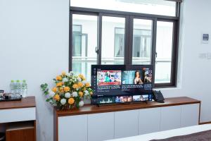 Una televisión o centro de entretenimiento en Big Hotel Lào Cai