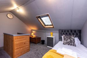 מיטה או מיטות בחדר ב-4 Bedroom Terraced House in Nottingham with Easy City Centre Access