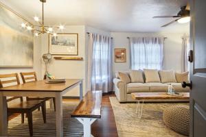uma sala de estar com um sofá e uma mesa em Holiday Retreat Studio In Okc Close To Everything em Oklahoma City