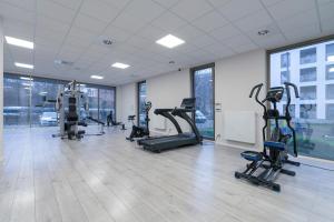 ein Fitnessstudio mit mehreren Laufbändern und Crosstrainern in der Unterkunft City Center Apartments with FREE GARAGE Poznań by Noclegi Renters in Posen + 63 Fotos