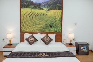 A bed or beds in a room at Big Hotel Lào Cai