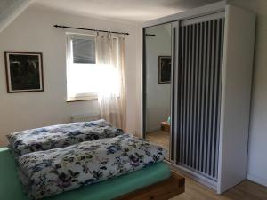 a bedroom with a bed and a window at Grüne Oase in Bad Nenndorf