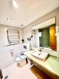 ベナルマデナにあるBENALBEACH apartamento frontal mar 1 dormitorio 6ªのバスルーム(洗面台、トイレ、鏡付)