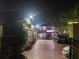 une rue de la ville la nuit avec un feu de rue dans l'établissement Shanti Guest House,Bhubaneswar, à Bhubaneswar