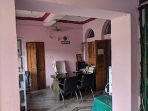 Cette chambre comprend une table et des chaises. dans l'établissement Shanti Guest House,Bhubaneswar, à Bhubaneswar