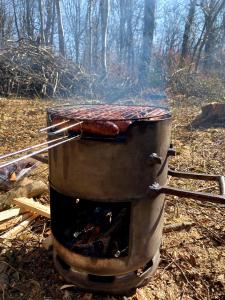 una olla sentada encima de un fuego en el bosque en Roulotte de Charme, 