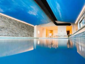 Bazén v ubytování Hôtel Antares & Spa nebo v jeho okolí
