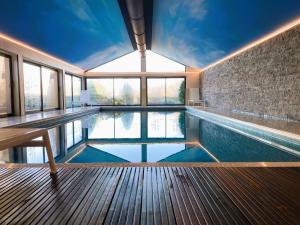 Bazén v ubytování Hôtel Antares & Spa nebo v jeho okolí