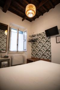 um quarto com uma mesa e cadeiras e uma janela em Hotel Nella em Florença