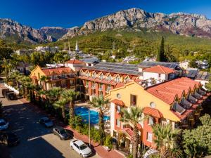 een luchtzicht op een resort met bergen op de achtergrond bij ASTORIA PARK Hotel & Spa ALL INCLUSIVE in Antalya