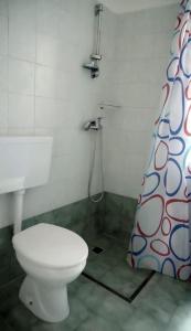 La salle de bains est pourvue de toilettes et d'un rideau de douche. dans l'établissement La municeddha, à Cannole