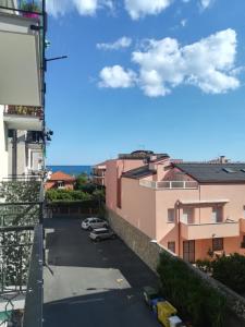 ariale Aussicht auf einen Parkplatz in einer Stadt in der Unterkunft Residence Villa Carmen fronte mare a 50 mt in Pietra Ligure