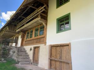 una casa con una puerta de madera y algunas escaleras en Ferienhaus Hederle en Elzach