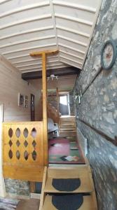 Zimmer mit einem Bett und einer Uhr an der Wand in der Unterkunft EskiZ - Our stone home in Tschepelare
