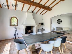 comedor con mesa y sillas en Magnifique Villa Provençale en Mallemort