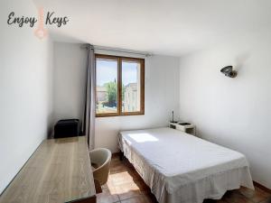 1 dormitorio con cama y ventana en Magnifique Villa Provençale en Mallemort