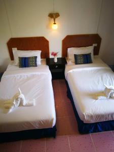 ランタ島にあるWeixiao Lanta Resortのベッド2台が隣同士に設置された部屋です。