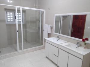 Salle de bains dans l'établissement Residencial beira mar Benguela