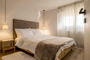 Un dormitorio con una cama grande y una ventana en Thalpo home en Ioánina