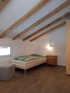 Uma cama ou camas num quarto em Ferienwohnung Tschudiboden