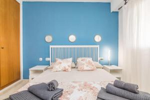 sypialnia z dużym łóżkiem z niebieską ścianą w obiekcie Marina - Delicia al sur w mieście El Altet