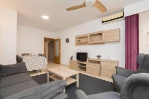 - un salon avec deux canapés et une télévision dans l'établissement Marina - Delicia al sur, à El Altet