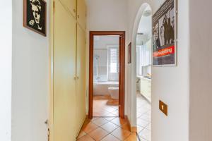 a hallway with a bathroom with a toilet and a door at Casa Giancarlo by Rentbeat in Rome