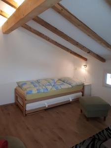 Uma cama ou camas num quarto em Ferienwohnung Tschudiboden