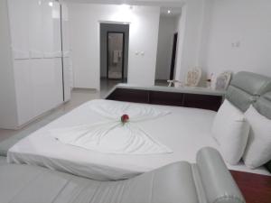 Un pat sau paturi într-o cameră la Residencial beira mar Benguela