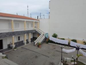 cortile di un edificio con balcone dotato di stendibiancheria di Residencial beira mar Benguela a Benguela