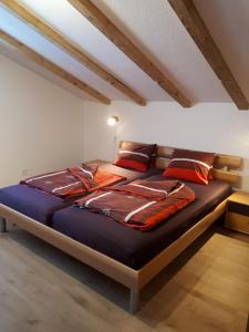 Uma cama ou camas num quarto em Ferienwohnung Tschudiboden